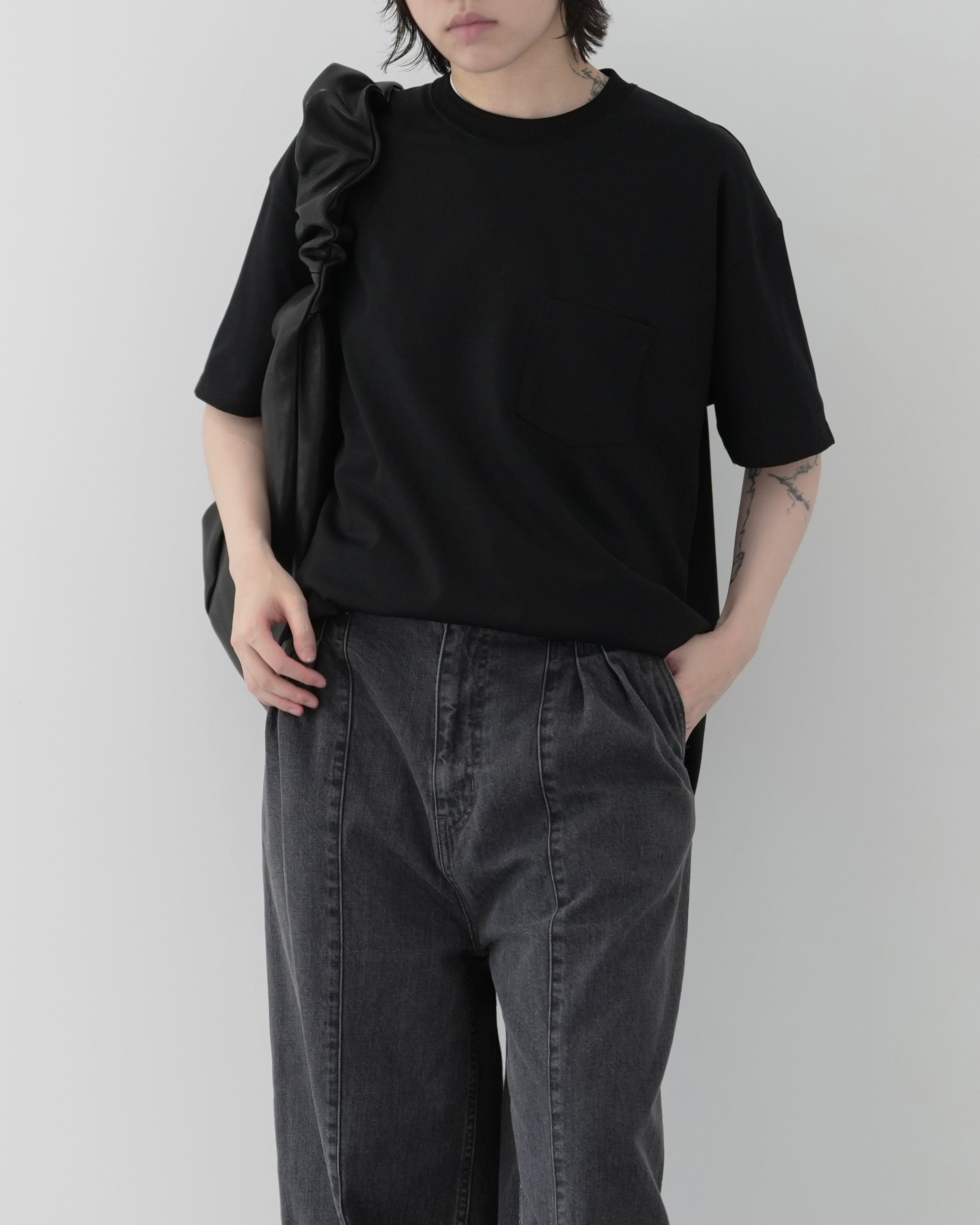 BLACK SUPIMA COTTON OVERSIZED POCKET TEE