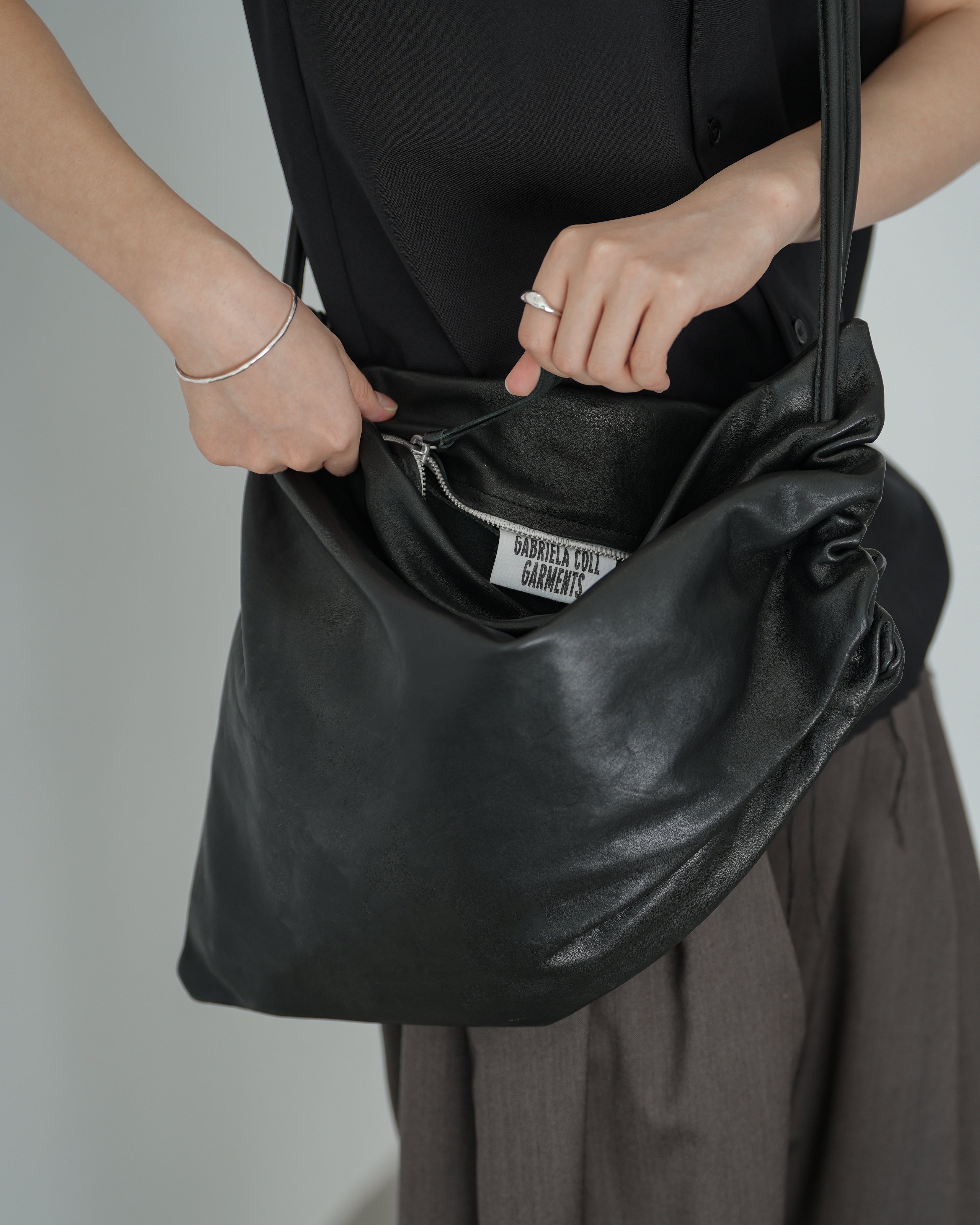 BLACK LEATHER GATHERED CROSSED BAG