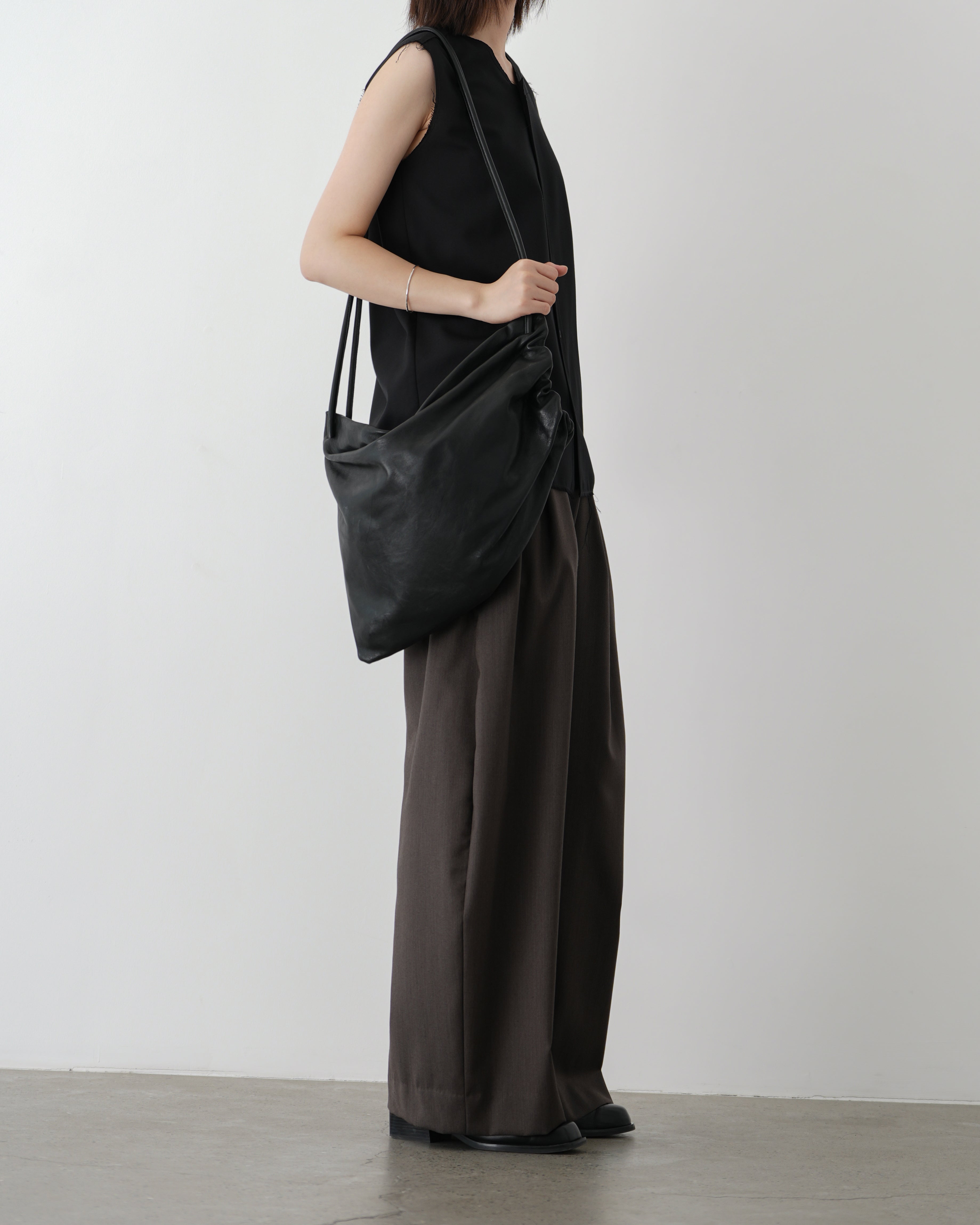 BLACK LEATHER GATHERED CROSSED BAG