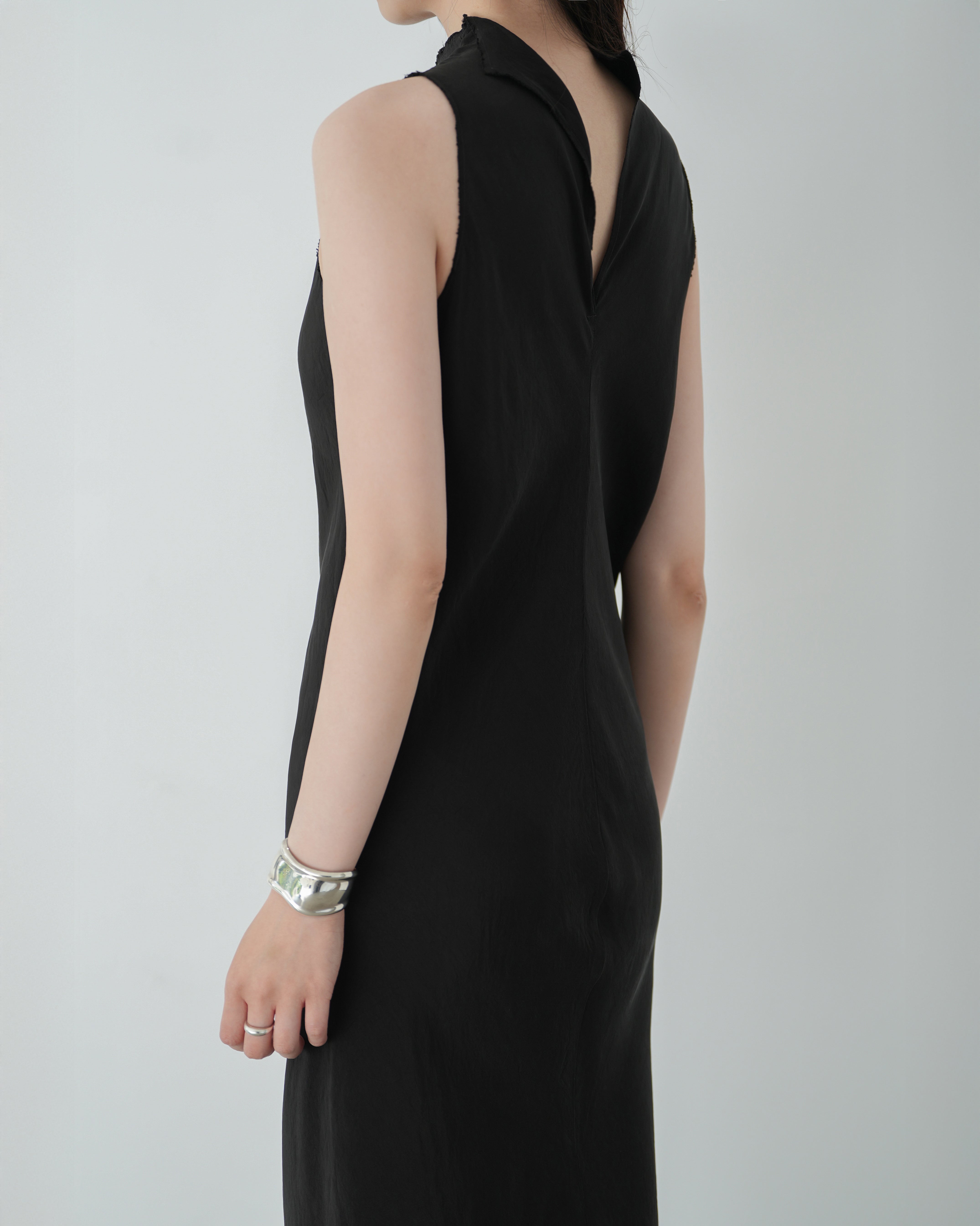 BLACK CUPRO CENTER SEAMS DRESS
