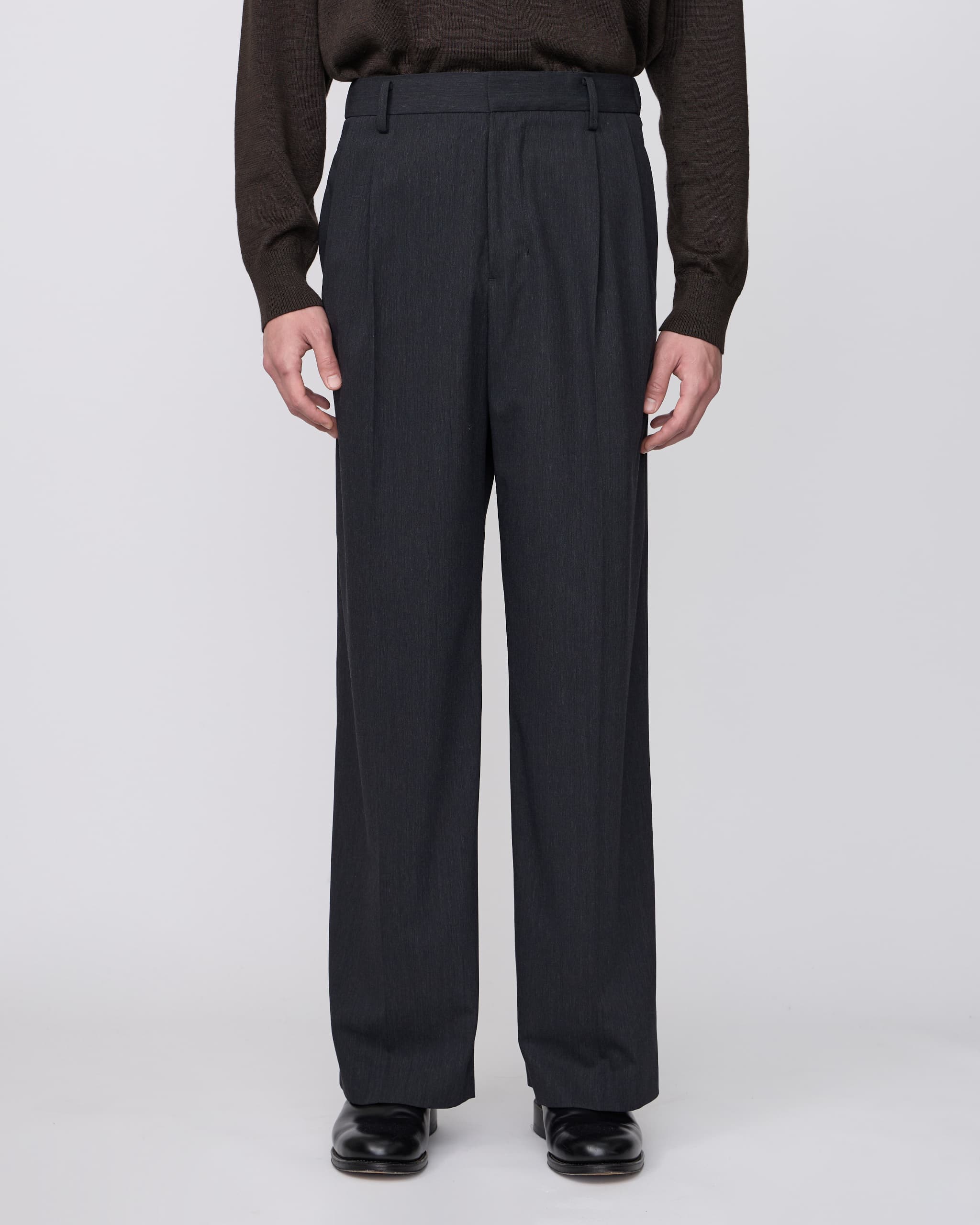 CHARCOAL GRAY TWO TUCKS WIDE TROUSERS