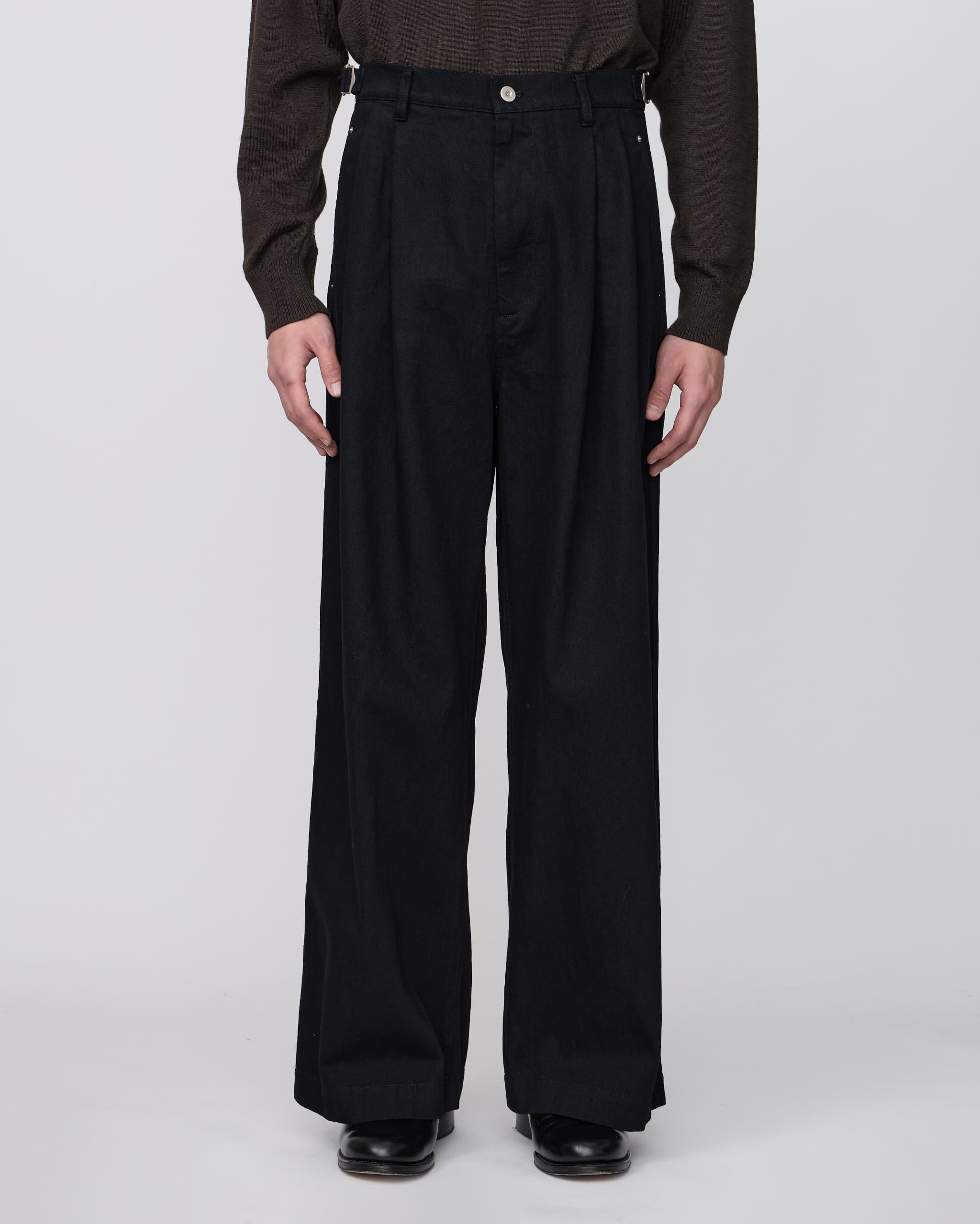 BLACK TWO TUCKS BAGGY PANTS