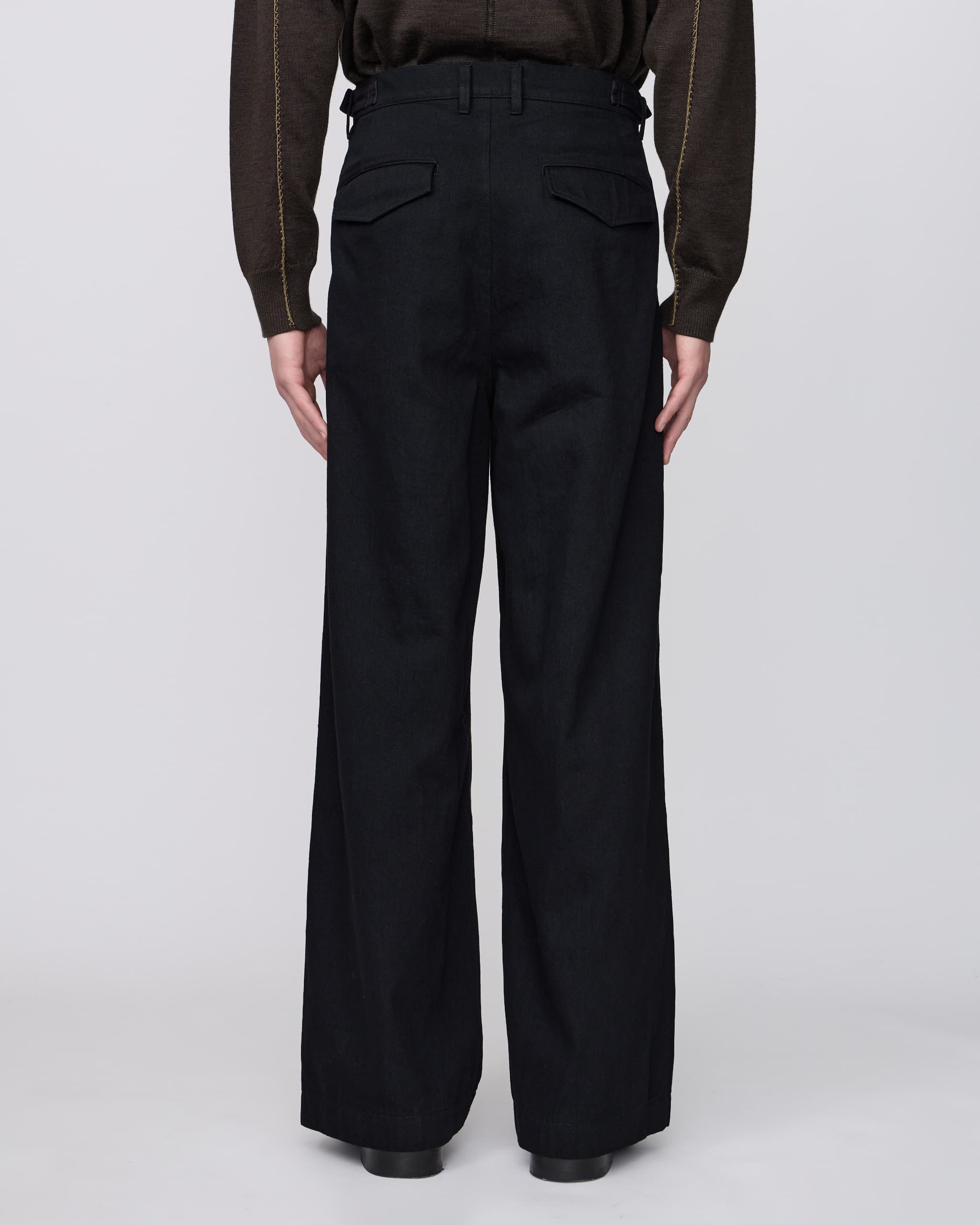 BLACK TWO TUCKS BAGGY PANTS