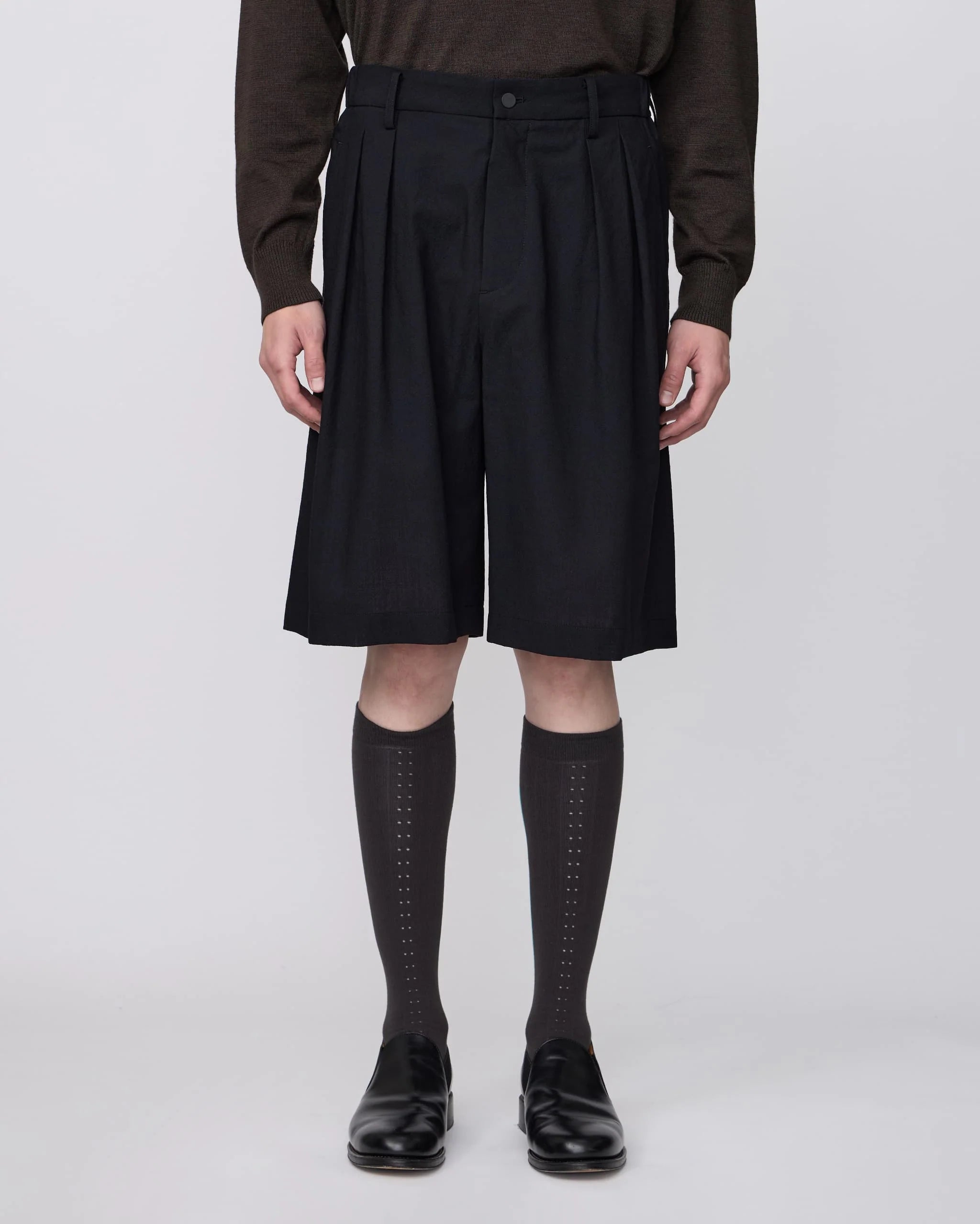 CHARCOAL GRAY TWO TUCKS WIDE SHORTS