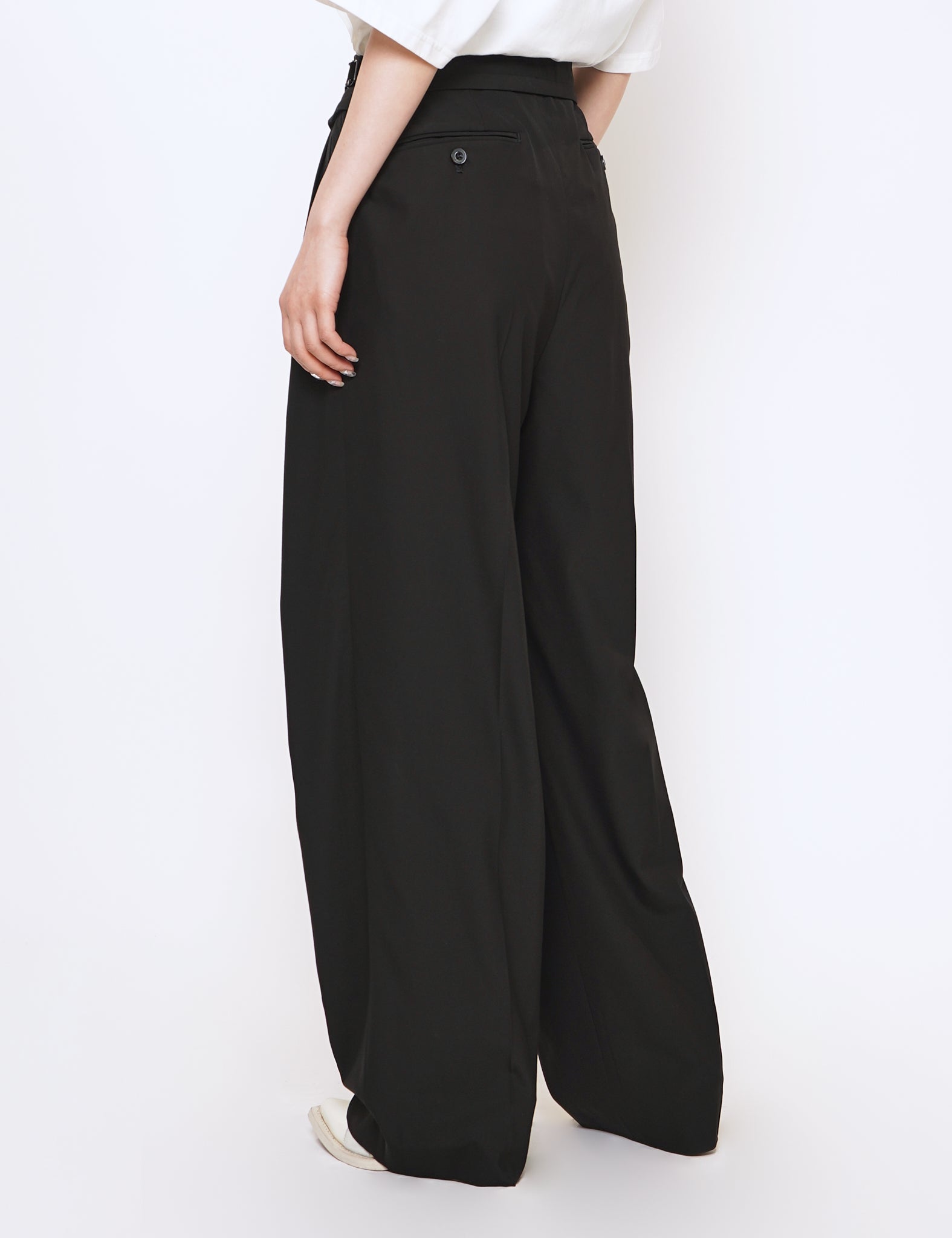 BLACK TWO TUCKS WIDE PANTS
