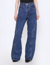 Load image into Gallery viewer, FADED INDIGO 3D TWISTED JEANS
