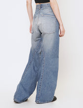 Load image into Gallery viewer, VINTAGE FADED INDIGO 3D TWISTED REGULAR JEANS
