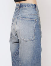 Load image into Gallery viewer, VINTAGE FADED INDIGO 3D TWISTED REGULAR JEANS
