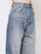 Load image into Gallery viewer, VINTAGE FADED INDIGO 3D TWISTED REGULAR JEANS
