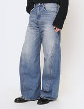 Load image into Gallery viewer, VINTAGE FADED INDIGO 3D TWISTED WIDE LEG JEANS
