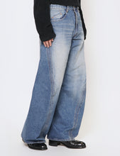 Load image into Gallery viewer, VINTAGE FADED INDIGO 3D TWISTED WIDE LEG JEANS
