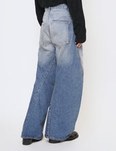 Load image into Gallery viewer, VINTAGE FADED INDIGO 3D TWISTED WIDE LEG JEANS
