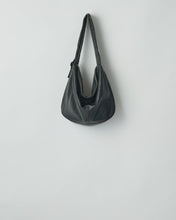 Load image into Gallery viewer, BLACK SHIRRING HANDLE LEATHER SHOULDER BAG
