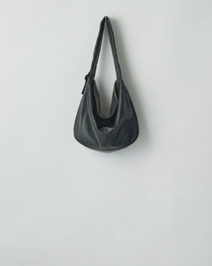 BLACK SHIRRING HANDLE LEATHER SHOULDER BAG