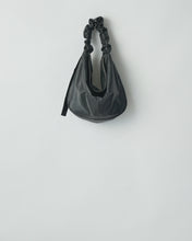 Load image into Gallery viewer, BLACK SHIRRING HANDLE LEATHER SHOULDER BAG
