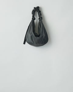 BLACK SHIRRING HANDLE LEATHER SHOULDER BAG