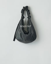 Load image into Gallery viewer, BLACK SHIRRING HANDLE LEATHER SHOULDER BAG
