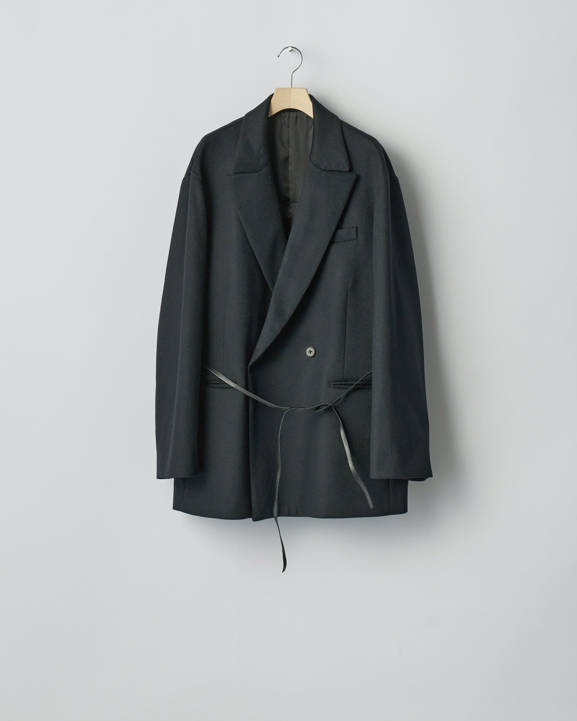 BLACK W/CA BEAVER BACK SLASH PEAK LAPEL JACKET