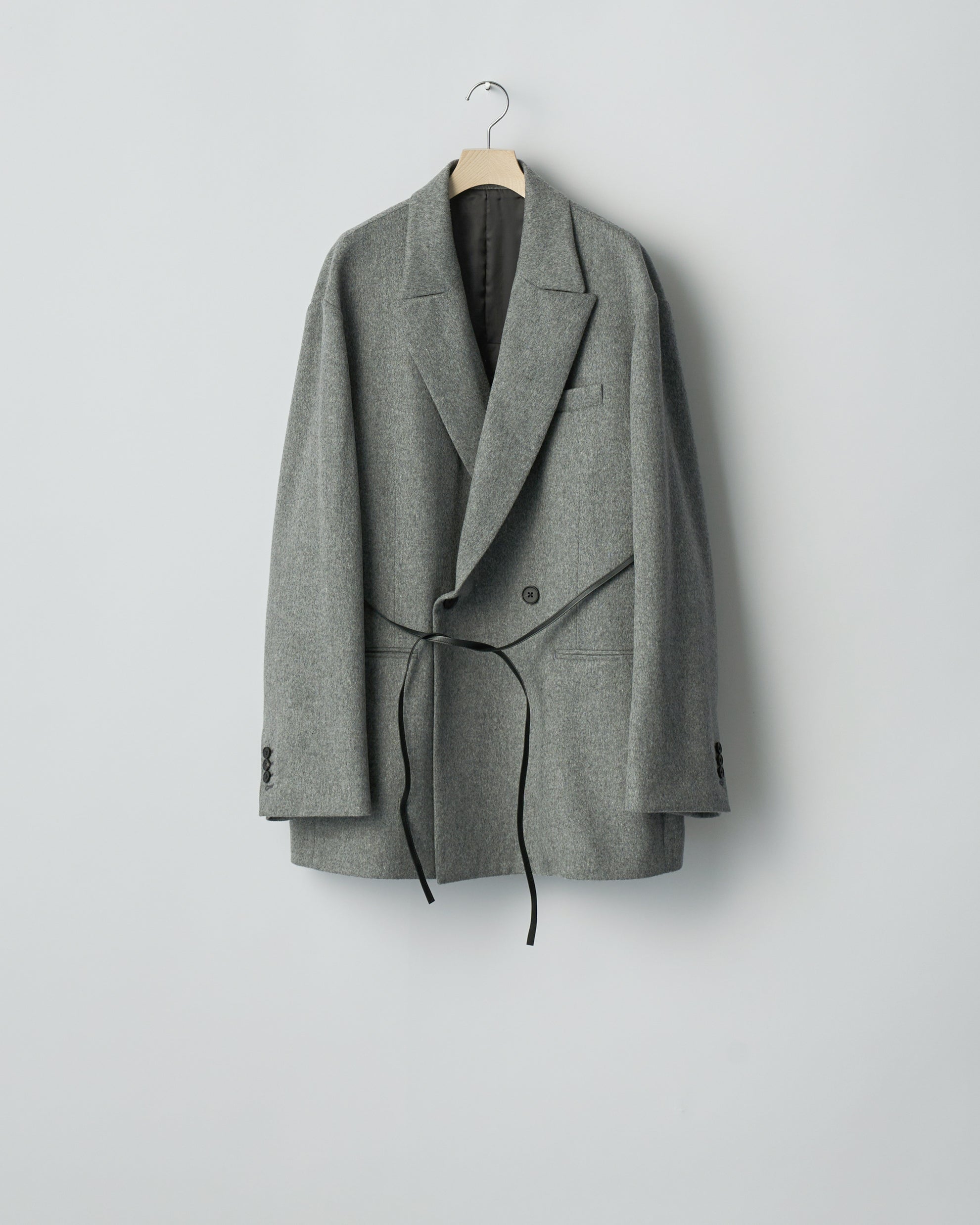 GREY W/CA BEAVER BACK SLASH PEAK LAPEL JACKET