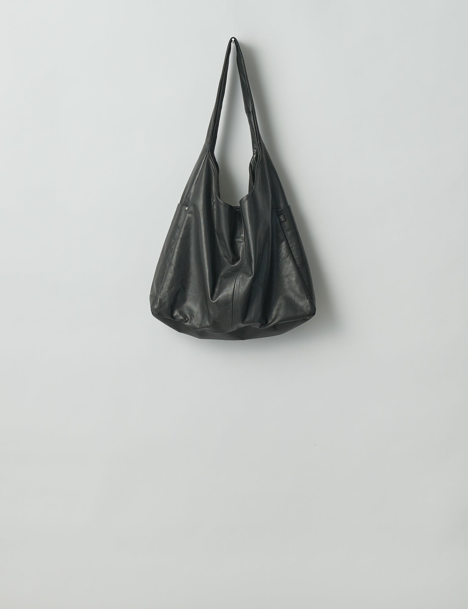 ssstein BLACK LEATHER SHOULDER BAG