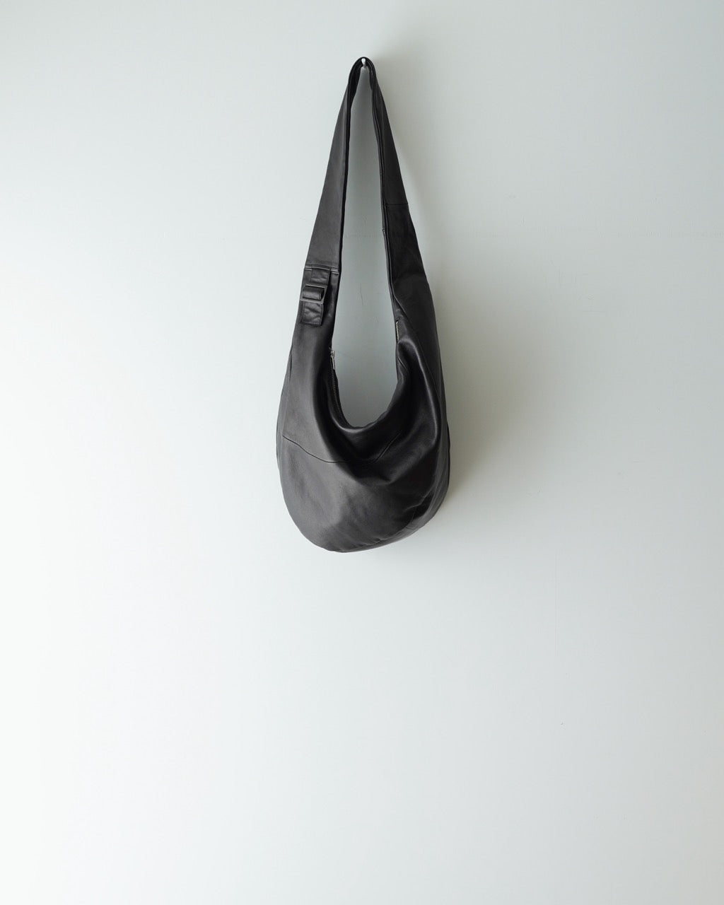 BLACK TWIST SHOULDER BAG