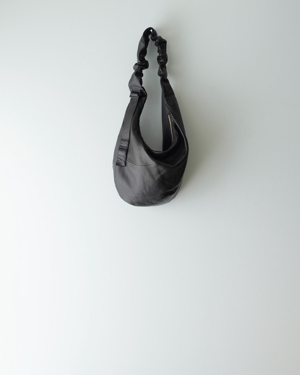 BLACK TWIST SHOULDER BAG