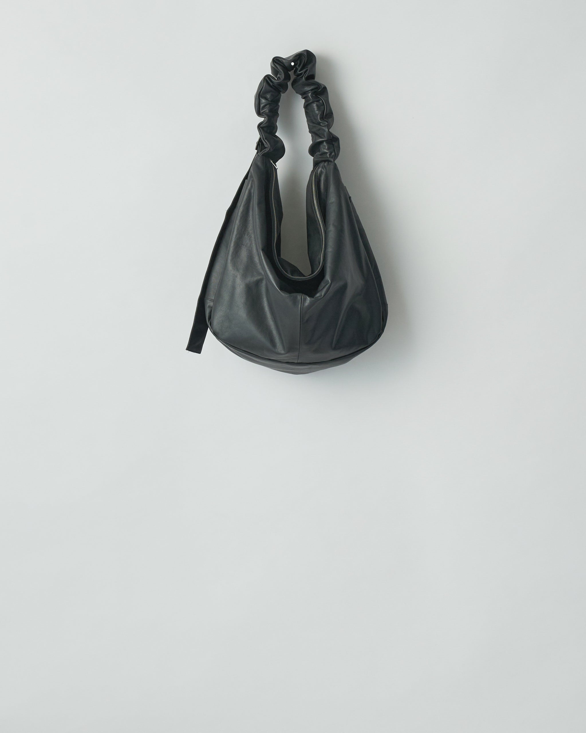 ssstein BLACK SHIRRING HANDLE LEATHER SHOULDER BAG