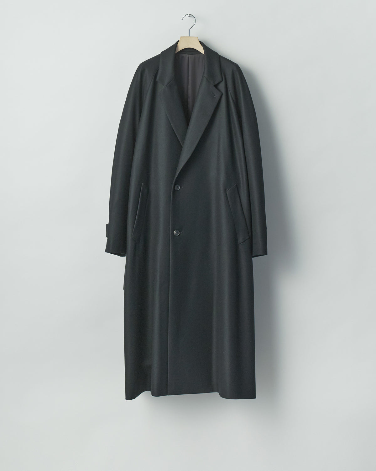 BLACK COMPRESSED FLANNEL RAGLAN SLEEVE NOTCH LAPEL COAT