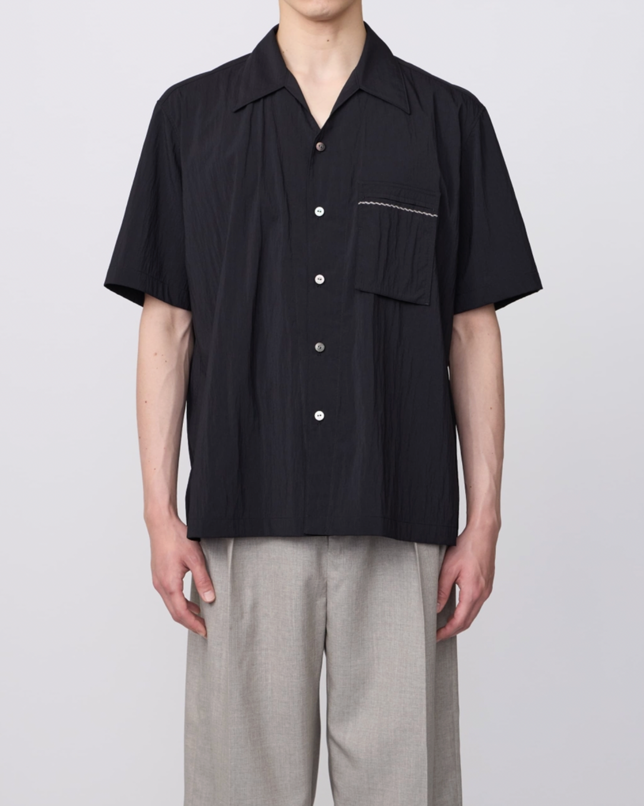 BLACK OPEN COLLAR SHORT-SLEEVED SHIRT