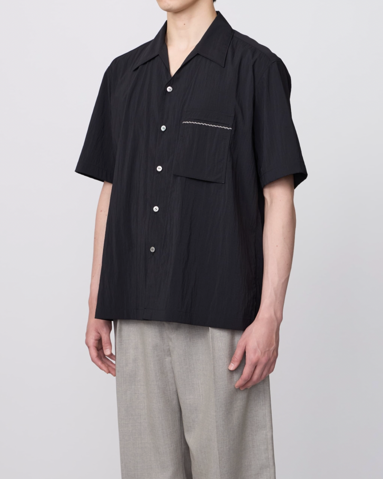 BLACK OPEN COLLAR SHORT-SLEEVED SHIRT