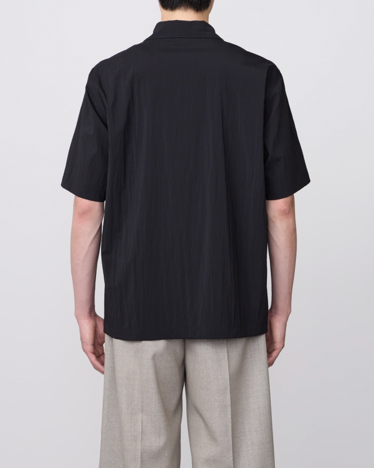 BLACK OPEN COLLAR SHORT-SLEEVED SHIRT