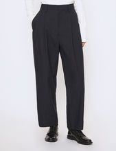 Load image into Gallery viewer, NAVY POLYESTER 2 TUCK PANTS
