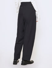 Load image into Gallery viewer, NAVY POLYESTER 2 TUCK PANTS
