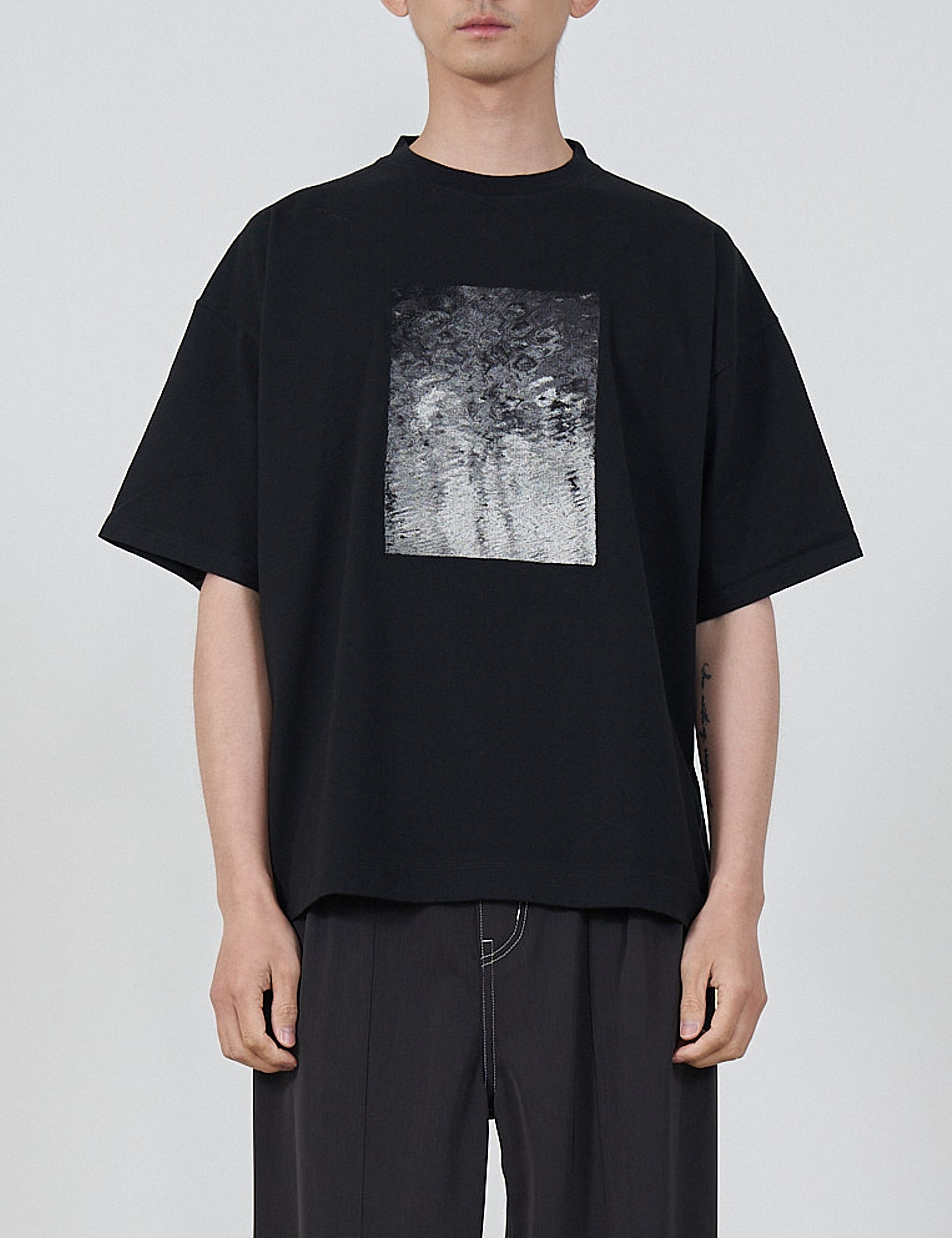 BLACK EMBROIDERY T-SHIRT by TARO MIZUTAN