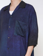 Load image into Gallery viewer, NAVY GRADATION PRINTED OPEN COLLAR SHIRT
