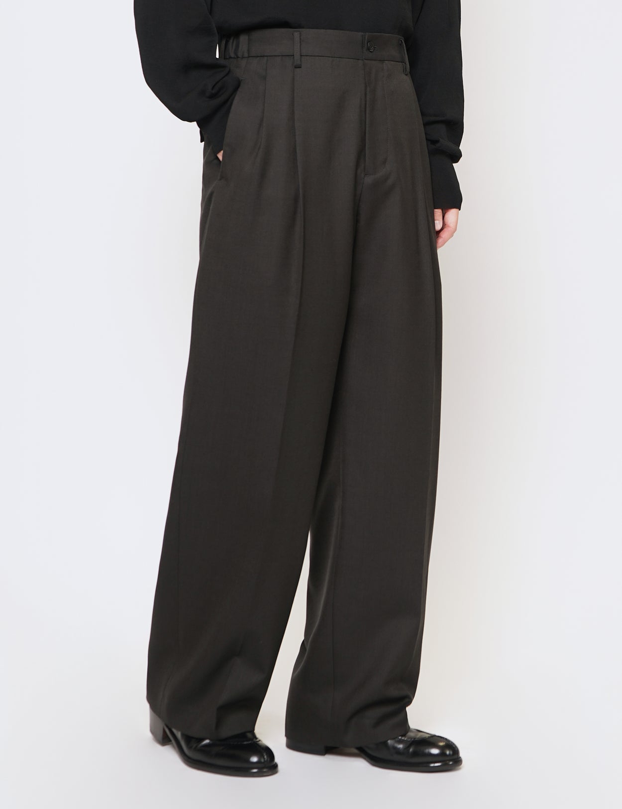 DARK CHARCOAL TWO TUCKS WIDE TROUSERS