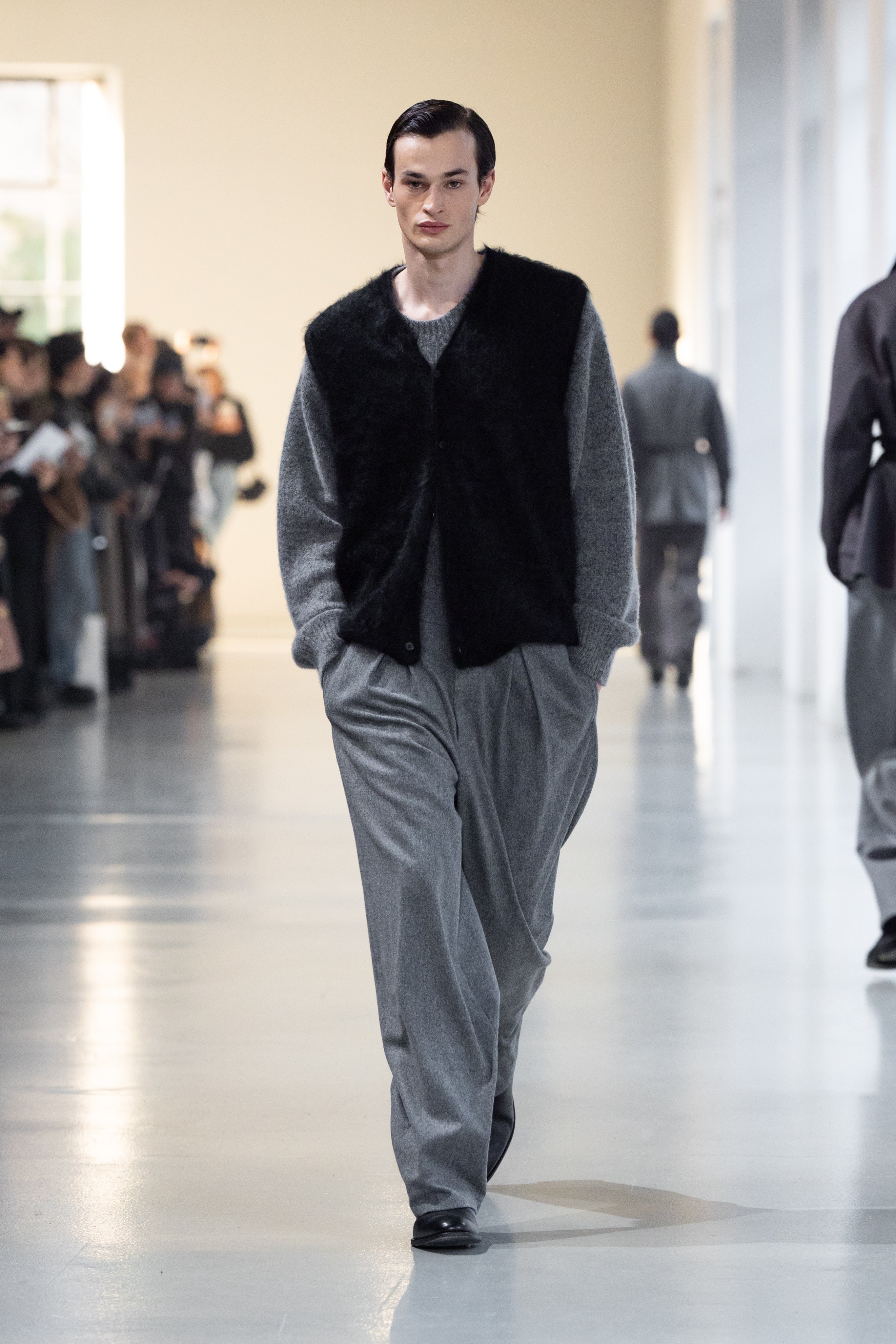 BLACK CASHMERE SHAGGY KNIT VEST