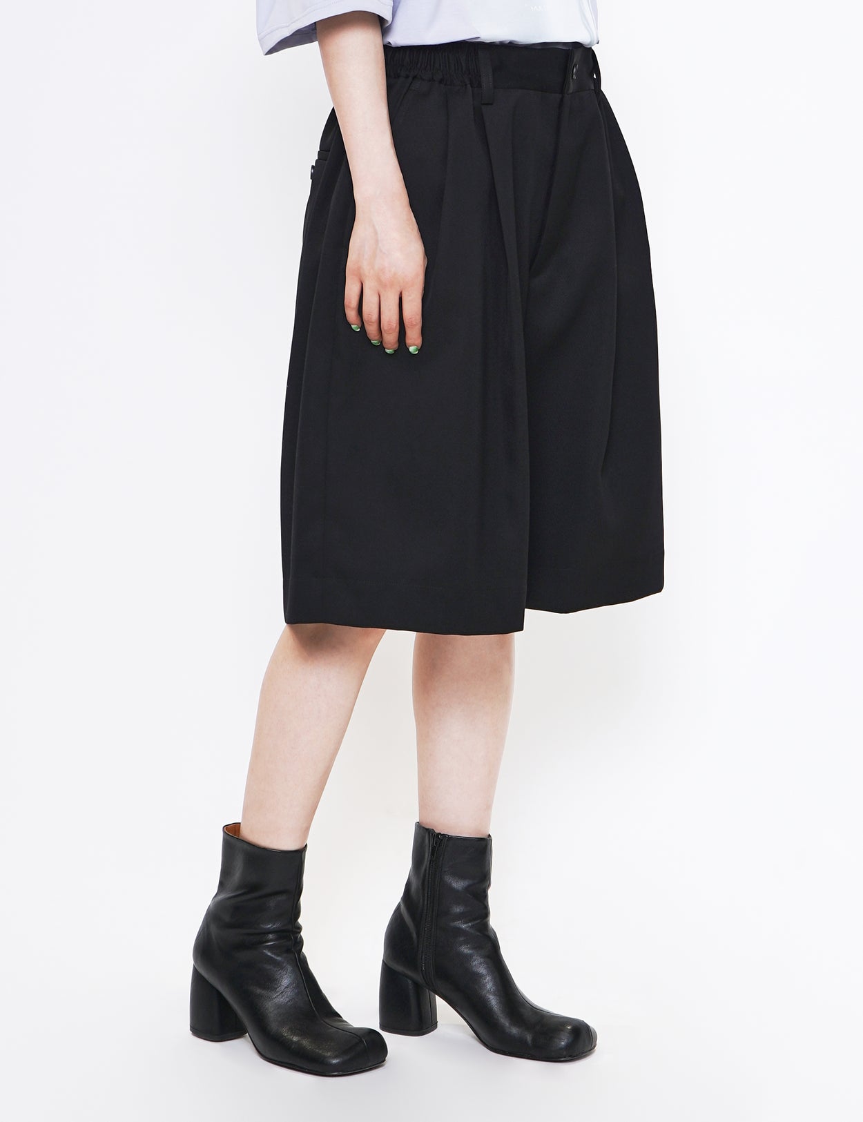 BLACK WIDE EASY SHORT TROUSERS