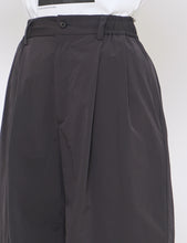 Load image into Gallery viewer, DARK GREY KHAKI WINDPROOF NYLON WIDE EASY SHORT TROUSERS
