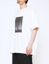 Load image into Gallery viewer, WHITE MERCERISED COTTON PRINT TEE - IMAGINE-
