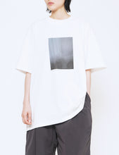 Load image into Gallery viewer, WHITE MERCERISED COTTON PRINT TEE - LAYERING-
