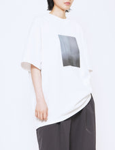 Load image into Gallery viewer, WHITE MERCERISED COTTON PRINT TEE - LAYERING-
