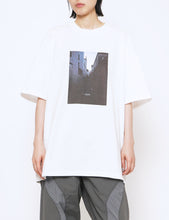 Load image into Gallery viewer, WHITE MERCERISED COTTON PRINT TEE - SHOOT-
