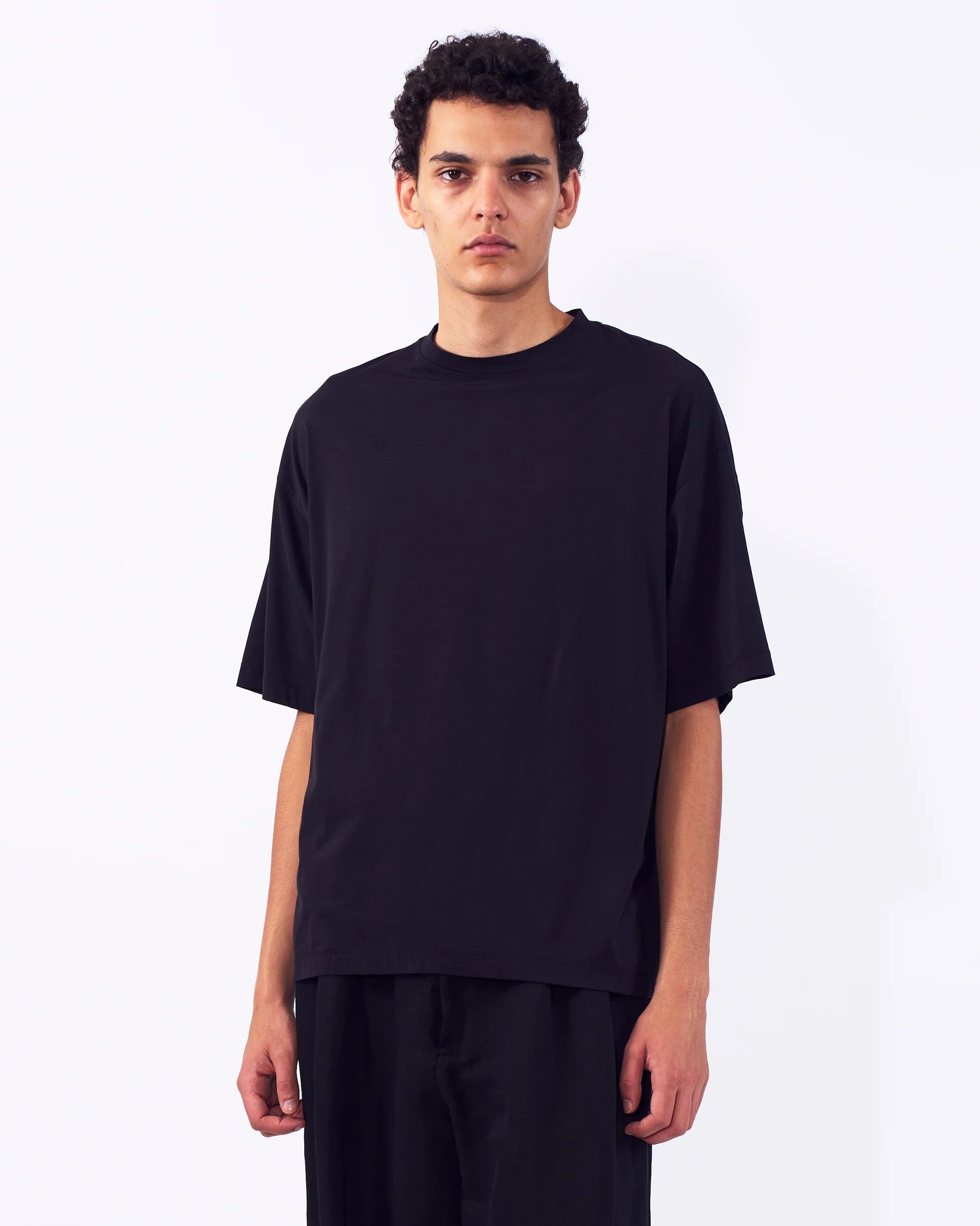 BLACK 46G SUVIN COTTON YOKE T-SHIRT