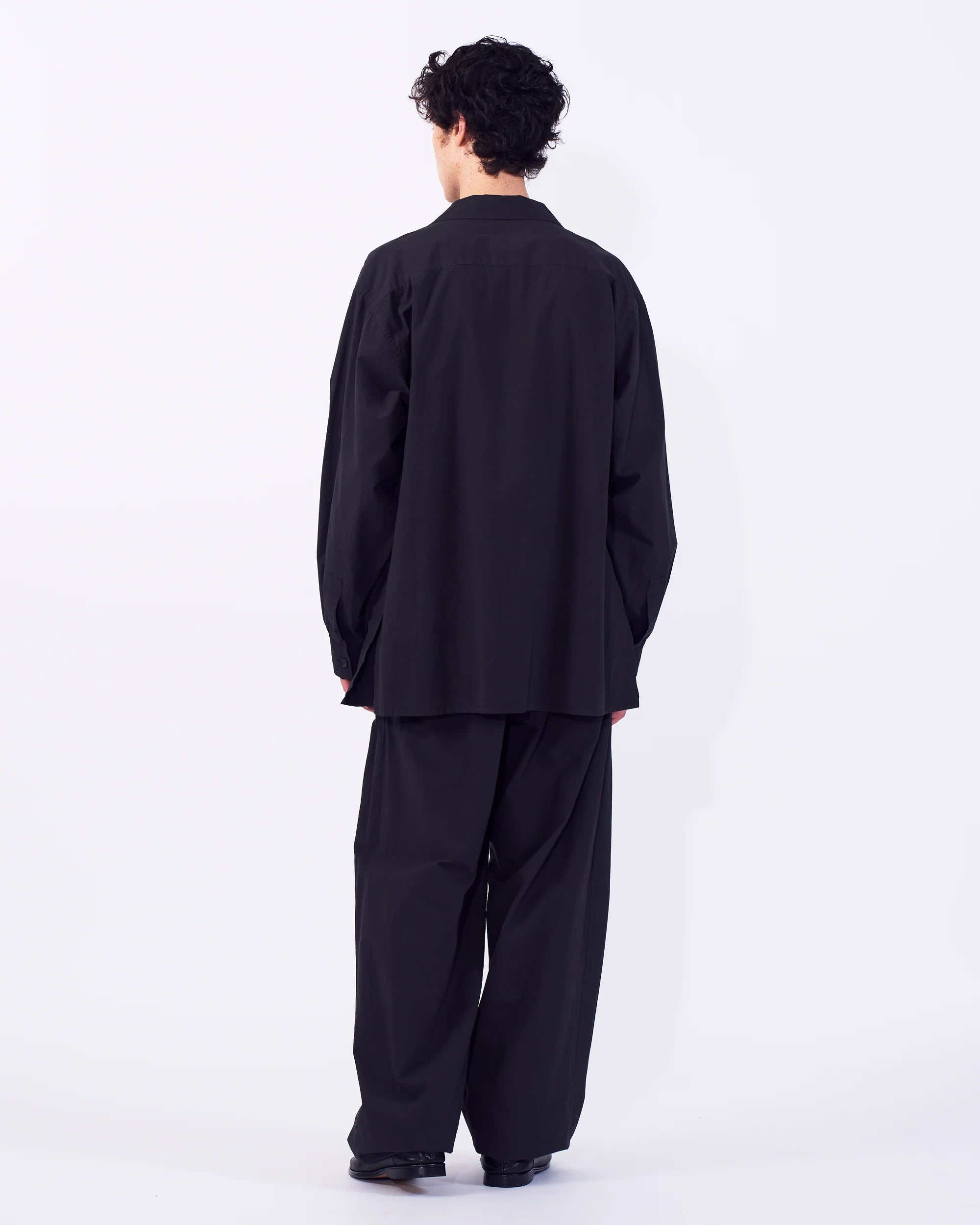 CARBON BLACK GARMENT-DYED 3PLEATED TAPERED TROUSERS