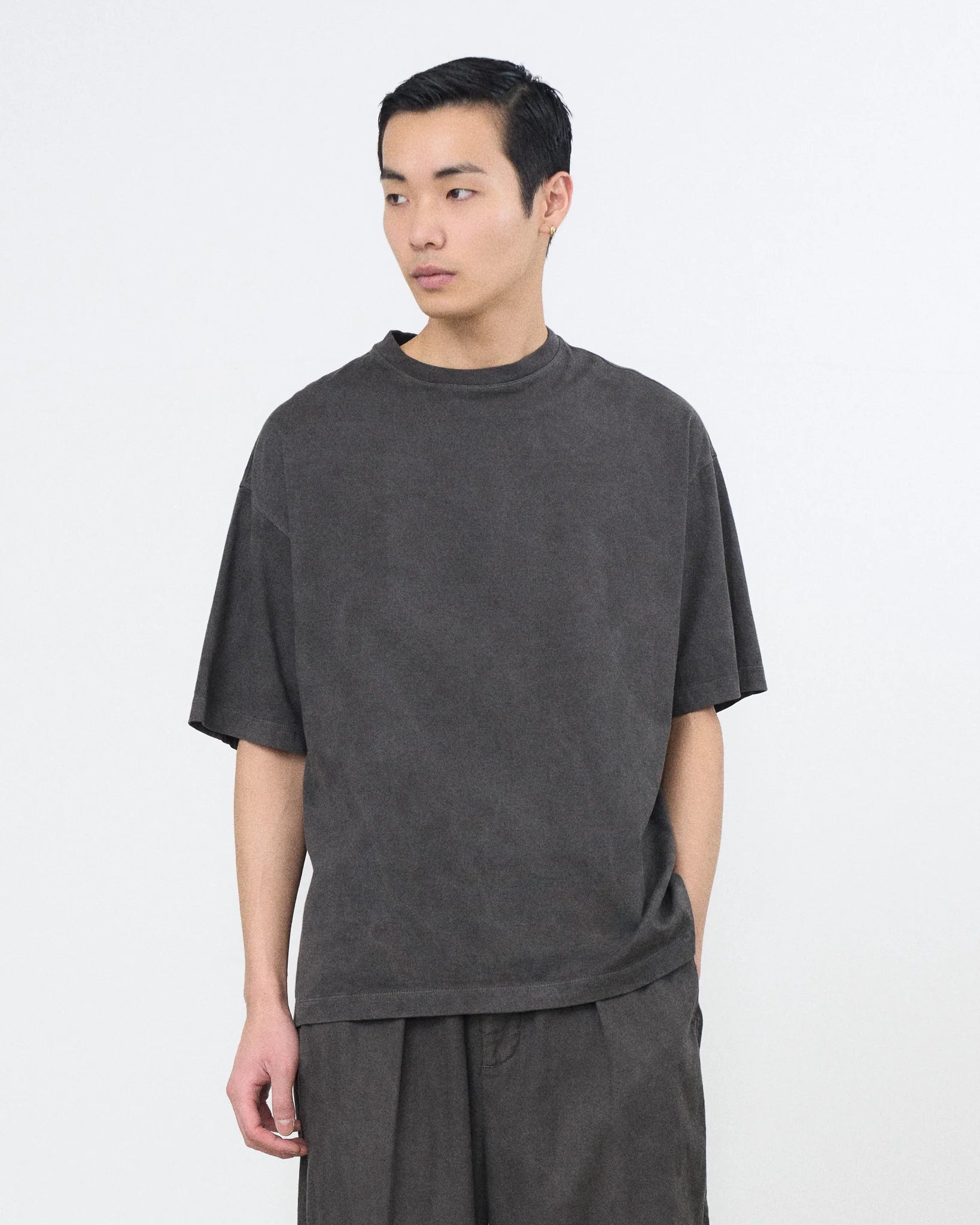 CARBON GARMENT-DYED YOKE T-SHIRT