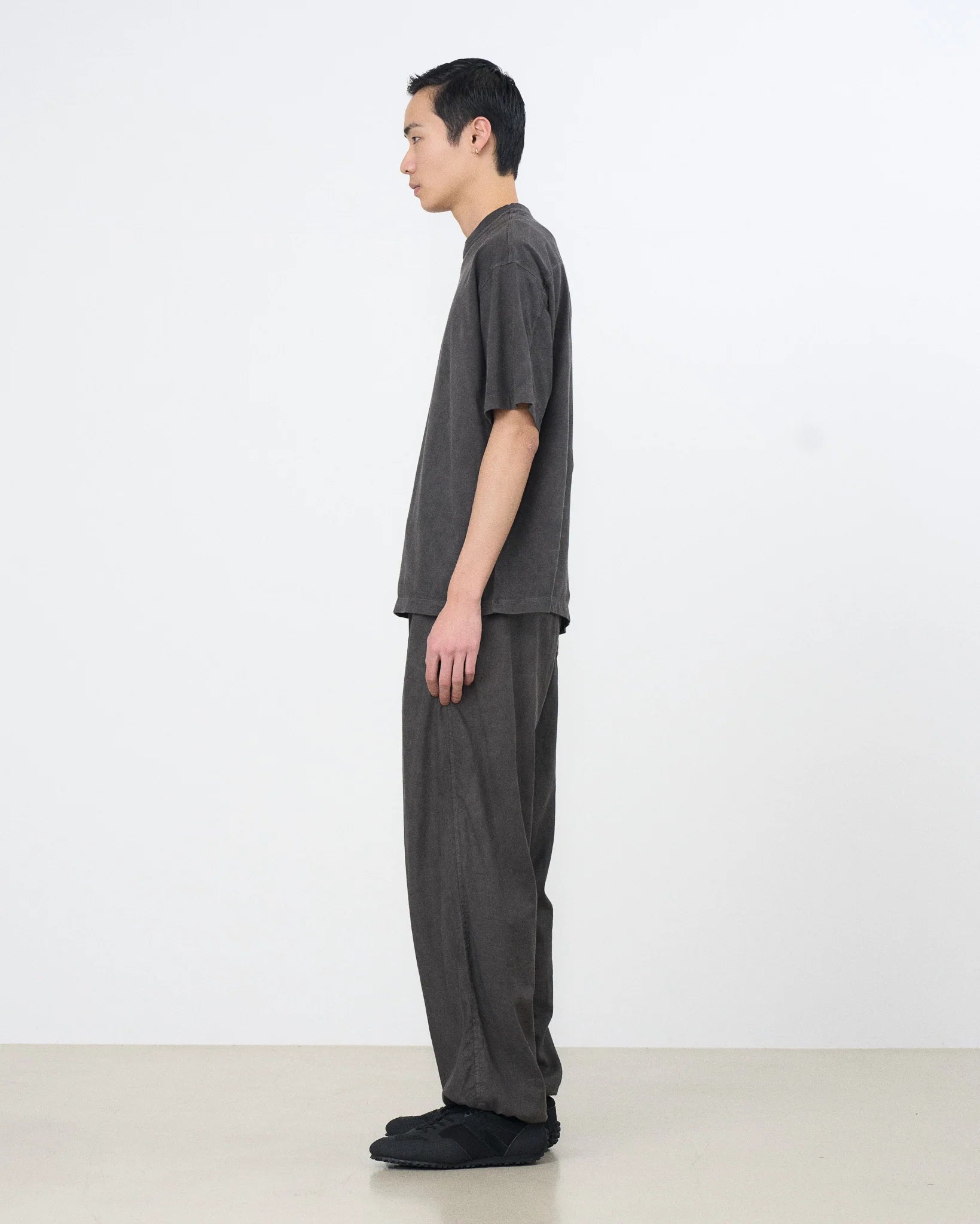 CARBON GARMENT-DYED YOKE T-SHIRT