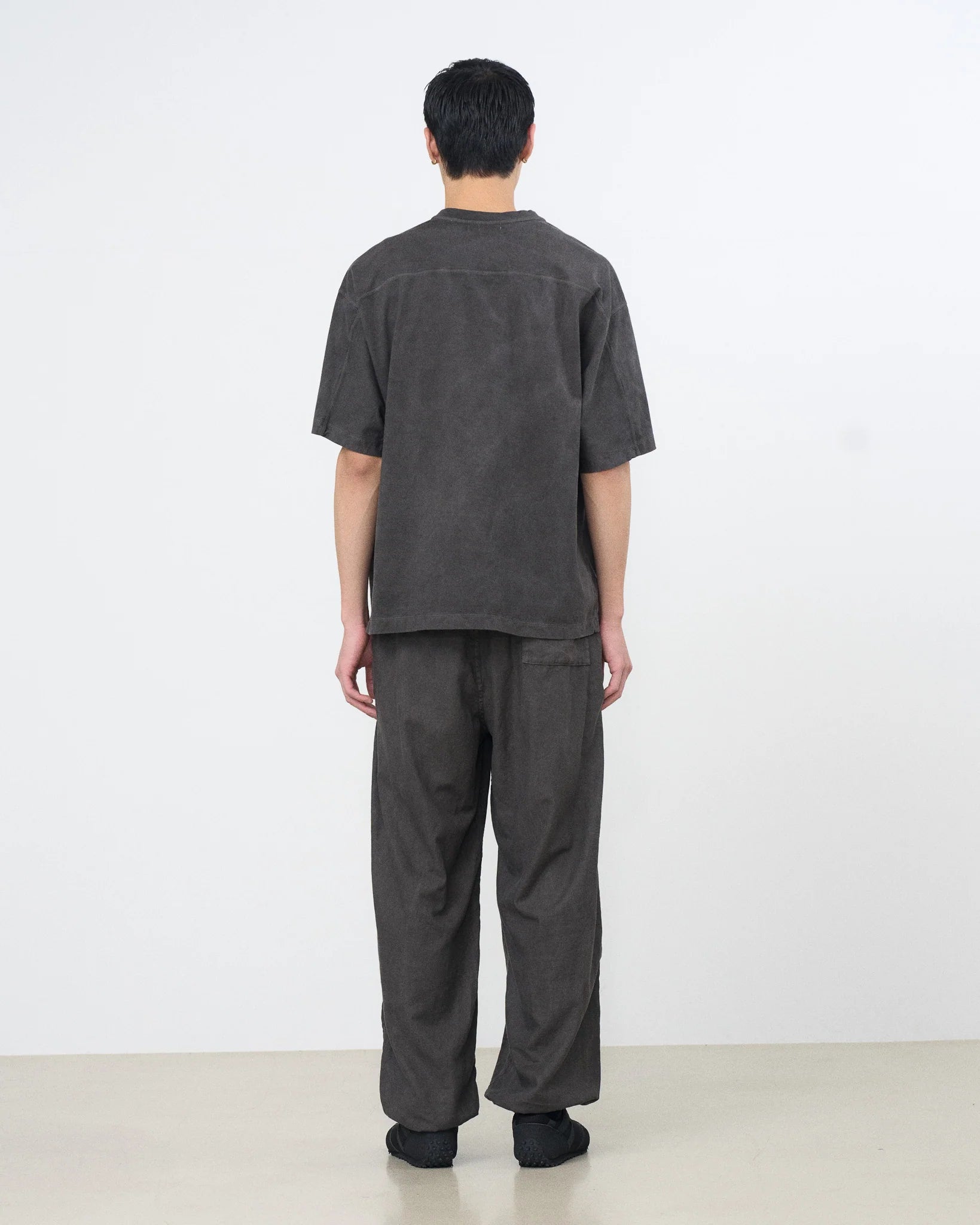 CARBON GARMENT-DYED YOKE T-SHIRT