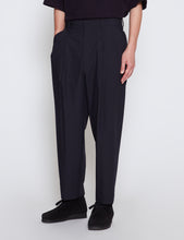 Load image into Gallery viewer, NAVY POLYESTER 2 TUCK PANTS
