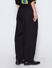 Load image into Gallery viewer, BLACK ONE WASH COTTON DENIM TUCK WIDE PANTS
